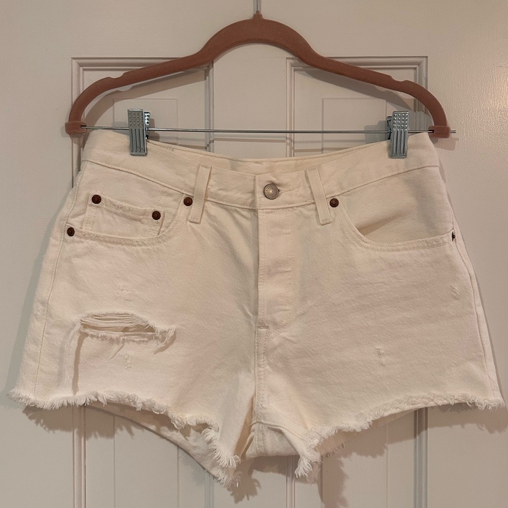 White Levi’s shorts